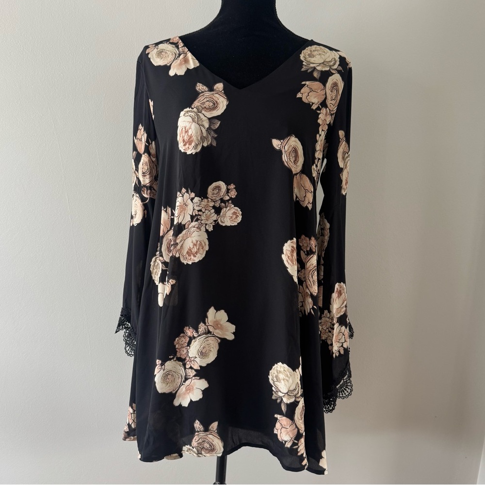 ASTR The Label Dress Women’s Medium Black Floral Dress Roses Bell Sleeves